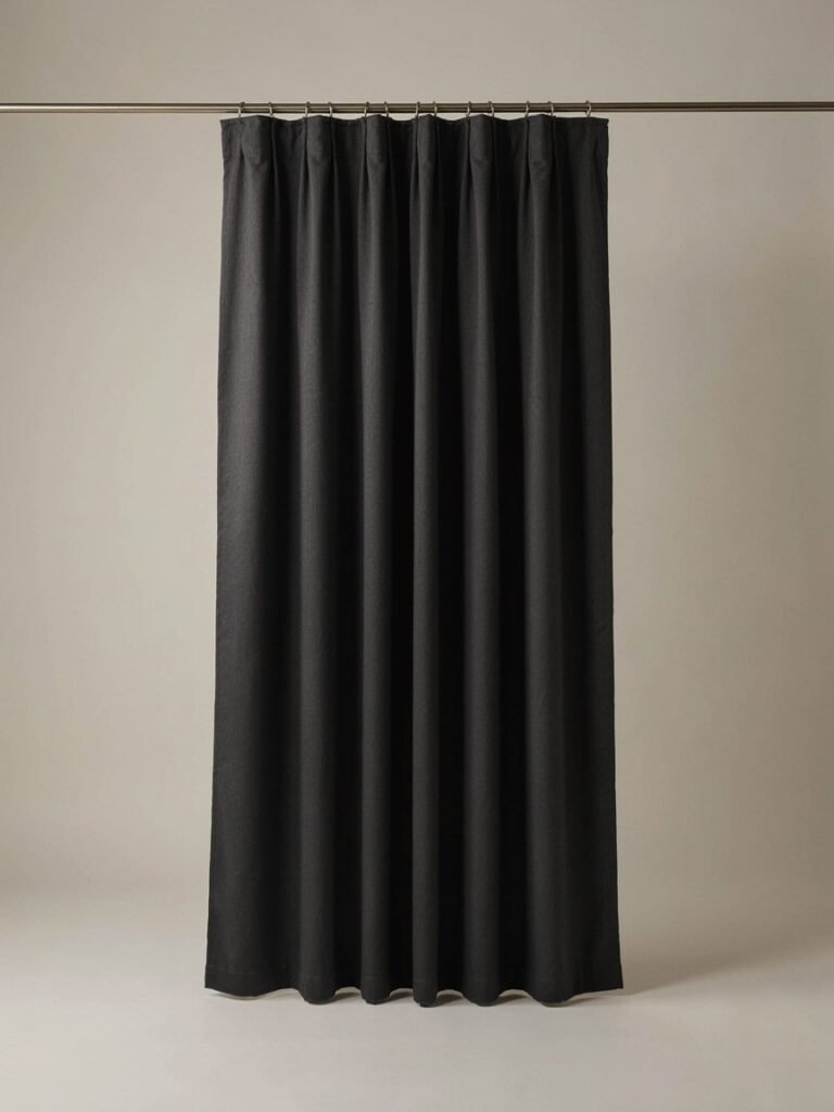 Cortina blackout cinza-escura pendurada em um varão